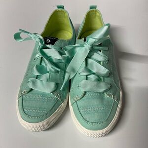 Sperry Girls Lounge Shoes 
Color: Mint
size 2 M
Extra set of laces